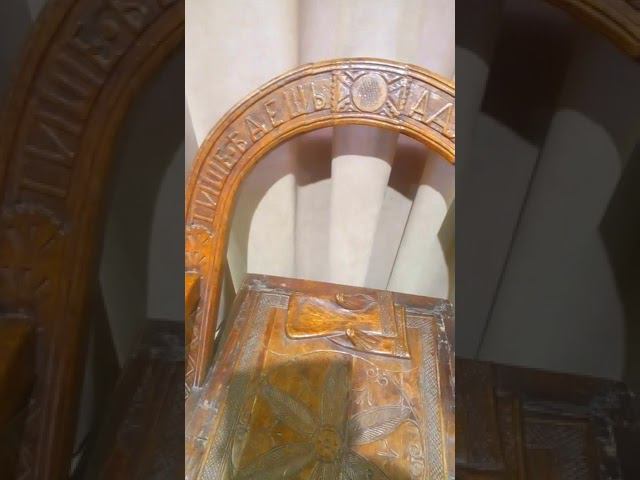 У старинного стула подлокотники и надпись на спинке меня удивили! смотреть онлайн