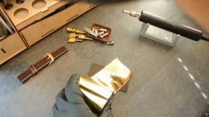 Биговка на коже фольгой для горячего тиснения. Декоративная линия фольгой на изделиях из коже.