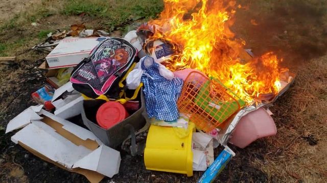 Burning Big Pile of Junk смотреть онлайн