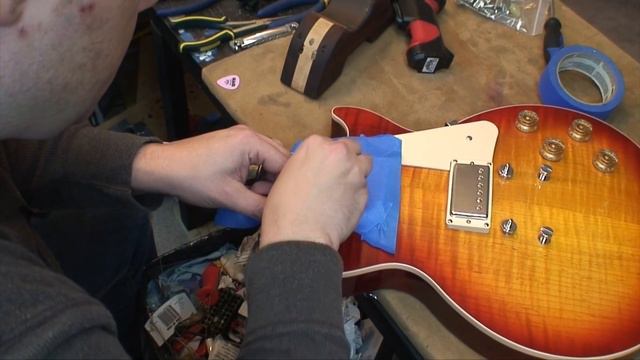 "Ping Ping Ping" Says A Les Paul That Won't Stay In Tune. смотреть онлайн