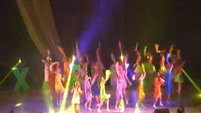 Образцовый ансамбль "Конфетти" и П.Писарцова " Красками разными" смотреть онлайн