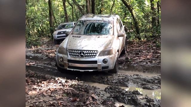 Mercedes ML 320 CDI 4Matic w164 deep in mud смотреть онлайн