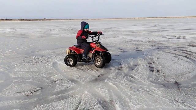 ДРИФТ НА КВАДРОЦИКЛЕ ПО ЛЬДУ смотреть онлайн