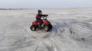 ДРИФТ НА КВАДРОЦИКЛЕ ПО ЛЬДУ