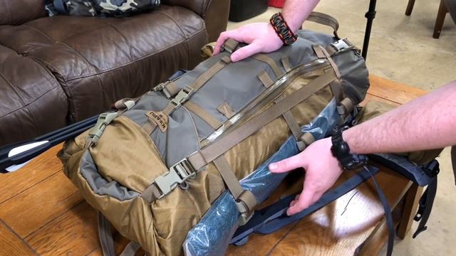 Doomsday Prepper vs Hunter • Survival Kit Showdown смотреть онлайн