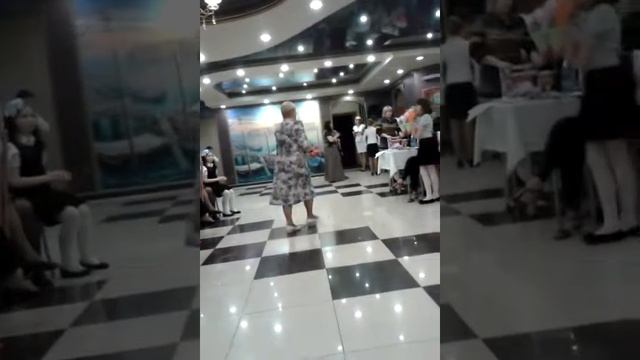 Наш выпускной с начальной школы☻мальчики танцуют танец маленьких лебедей!=D смотреть онлайн