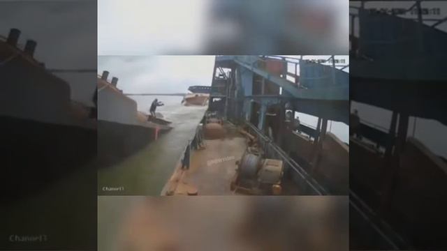 как тонет баржа смотреть онлайн