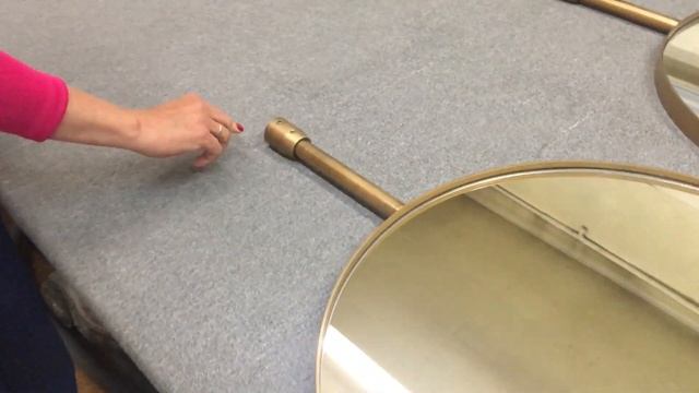 Зеркало-капсула на штанге с креплением к стене.