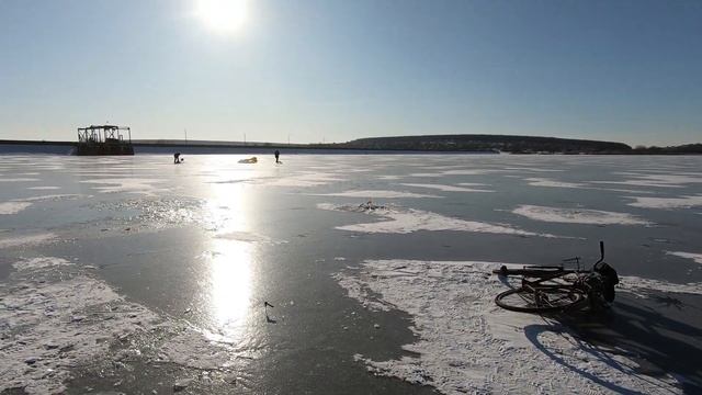 Зимняя рыбалка. Лайфхак. Прокачка. Самая дешевая зимняя палатка .защита от ветра на зимней рыбалке! смотреть онлайн