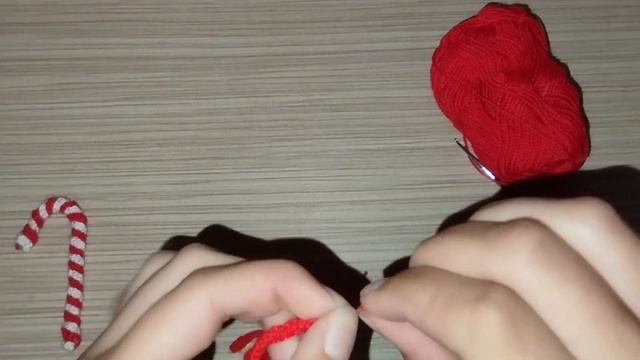 новогодние леденцы/трость из пряжи// candy cane made of yarn смотреть онлайн