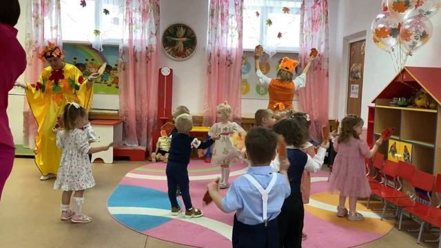 Танец «Я с листочками хожу» (Ю.Михайленко). Группа №8 "Знайки" смотреть онлайн