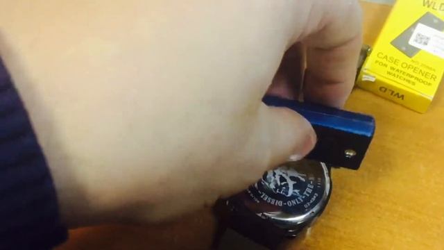 Ключ для замены батареи на часах DIESEL смотреть онлайн