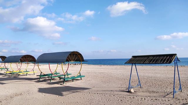 Летом на море здесь много людей, а сейчас - Зима смотреть онлайн