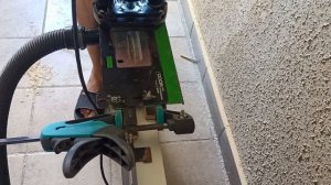 врезка замка в алюминиевую кромку дверного полотна.