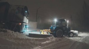Заснеженые дороги Полтавы трактор тянет фуру 2016