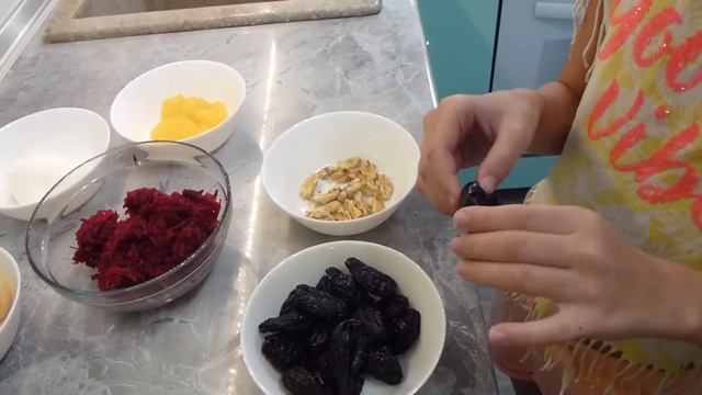 Закуска чернослив C грецким орехом на свекольной подушке / Appetizer Prunes With Walnuts