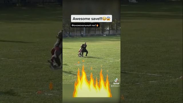 Спас мяч и эффектно перекинул его пяткой через голову соперника! смотреть онлайн