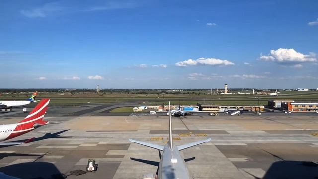 Time Lapse of O.R. Tambo International Airport - Feat. Airbus A340 and A380 смотреть онлайн