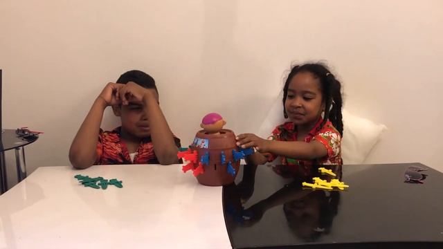 PIC PIRATE - GAME BY TOMY - CHALLENGE LEANDRO VS ALICIA смотреть онлайн