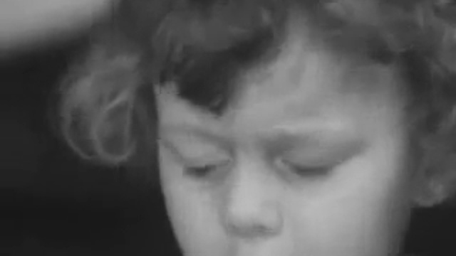 Малыш читает стих Роберта Рождественского