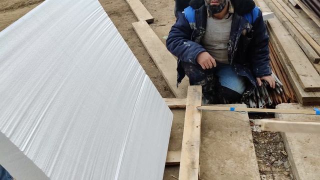 Начинаются работы по приклейке пенопласта ППС16Ф 150мм на фасады дома СФТК не установлены окна