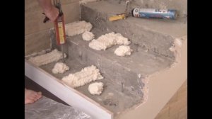 Отделка бетонных лестниц деревом в частном доме.