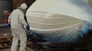 Обработка полимочевиной днища катера