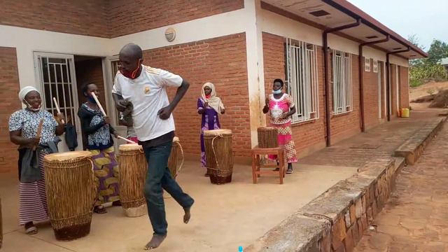 Rwandan women drumming and man dancing смотреть онлайн