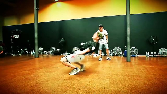 ZITO & THE FEELGOOD FACTORY FEAT. JESSICA FOLCKER - "Waiting" // HILTY & BOSCH // URBAN DANCE CAMP смотреть онлайн
