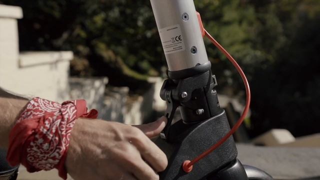 HX scooters in a city смотреть онлайн