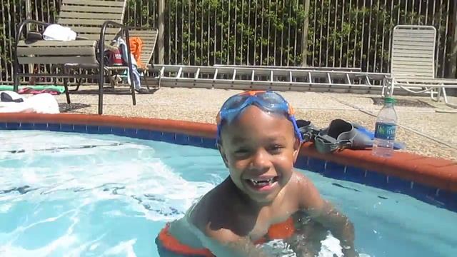 MVI 0004 Wade's Big Bubble Swim Class смотреть онлайн