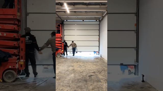 В ускоренной перемотке установка промышленных секционных ворот Alutech смотреть онлайн