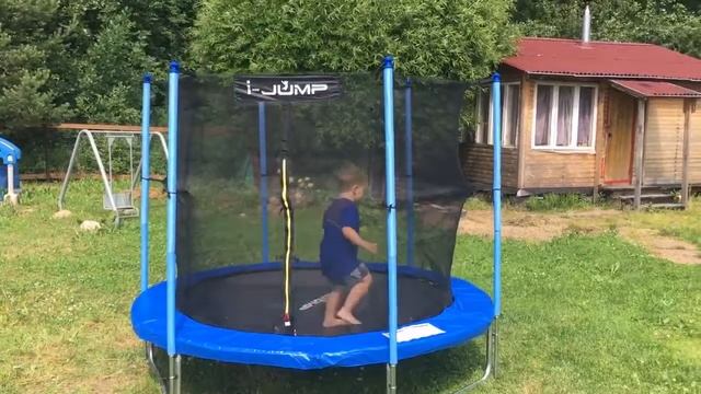 Ребенок на батуте i-JUMP 6ft смотреть онлайн