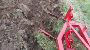 Осенняя вспашка дерна минитрактором амжк-8. Двухкорпусной плуг своими руками