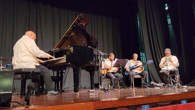 Classic Curaçao music. Norman Moron behind the piano. Recorded by Norman Serphos. смотреть онлайн
