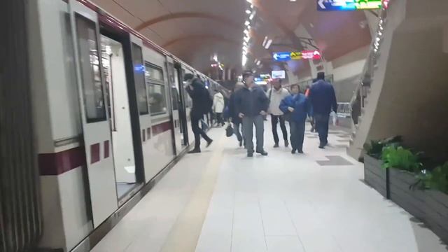Метро София Централна Гара-Софийски университет с Русич 81-740 и 81-717 на Метровагонмаш|Sofia metr смотреть онлайн