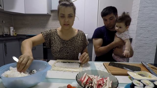 VLOG: КУШАЕМ РОЛЛЫ. РОЛЛЫ СВОИМИ РУКАМИ.. смотреть онлайн