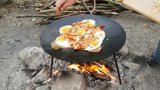 БЫСТРЫЙ ЗАВТРАК НА САДЖЕ. Завтрак на костре. Сковорода-садж. Блюдо на огне. смотреть онлайн