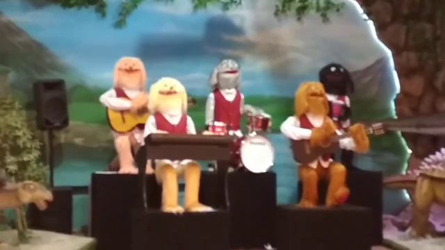 Механические куклы группа поёт песню, дети просто от них балдеют Стерлитамак смотреть онлайн