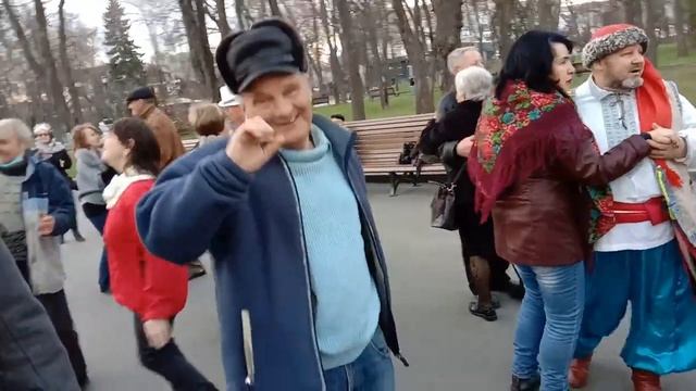Алые розы.Танцы в саду Шевченко. смотреть онлайн