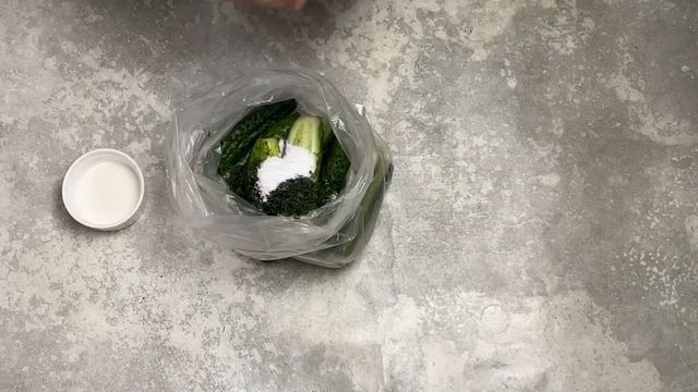 КАК ПРИГОТОВИТЬ БЫСТРЫЕ МАРИНОВАННЫЕ ОГУРЦЫ В ПАКЕТЕ? Простая, вкусная и хрустящая закуска с укропо смотреть онлайн