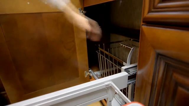 Выдвижные элементы в кухнях из массива смотреть онлайн