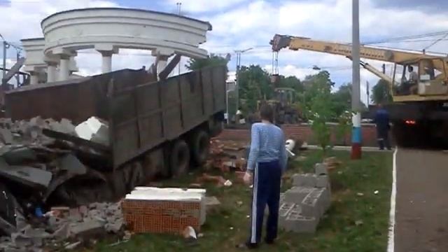 МАЗ протаранил аллею славы в г. Рузаевке.m4v смотреть онлайн