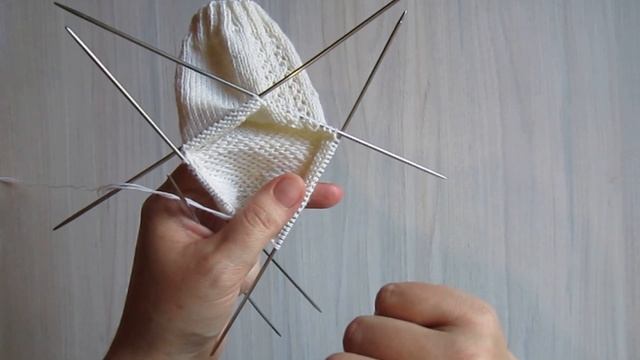 Аккуратный и простой мысок носка. Вязание спицами. смотреть онлайн