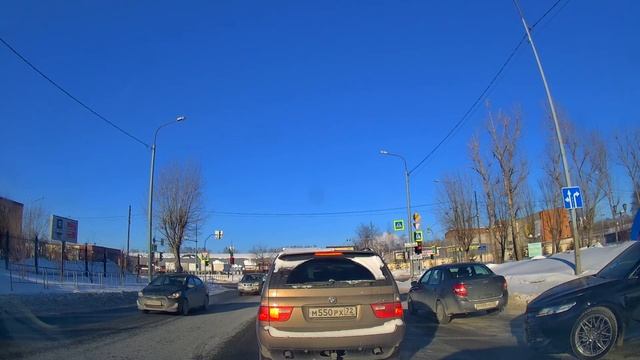 Движение на автомобиле по Тюмени с Логунова на Киевскую смотреть онлайн