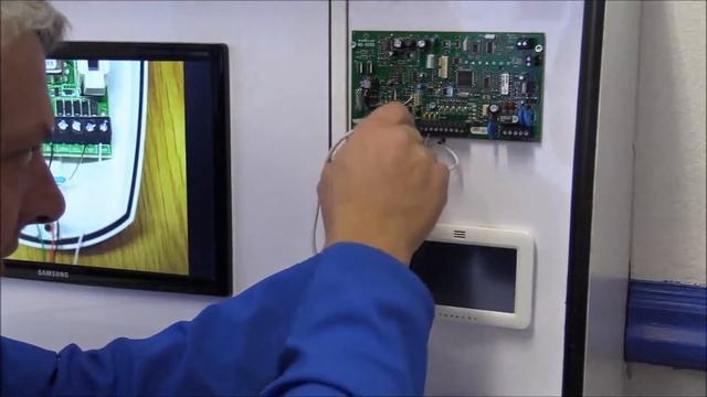 Wiring and fitting a Paradox ZX8SP expander смотреть онлайн