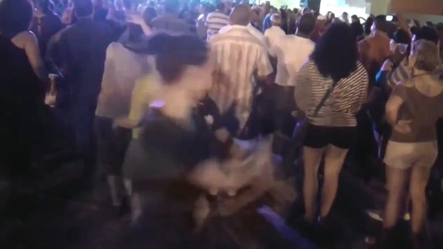 Ниче се, сальса... Потрясающе. 14 летний пацан, что он делает? Готов смотреть бесконечно. смотреть онлайн