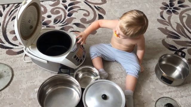Как малыш Ян играет с кастрюлями, крышкой и мультиваркой. As a kid Yan playing with pots and pans смотреть онлайн