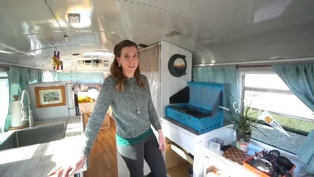 Couple Builds Beautiful School Bus Conversion As Their Fulltime Tiny Home On Wheels смотреть онлайн