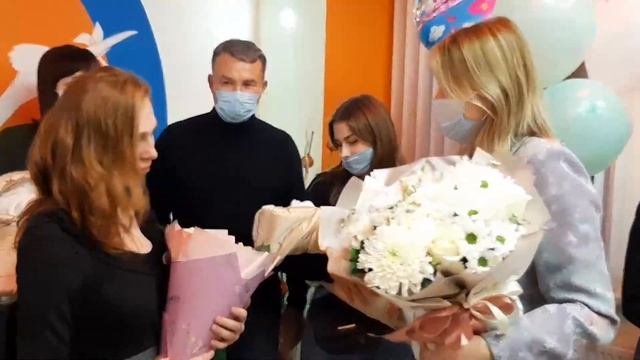 Детдом, любовь и двойня: 19-летнюю маму-одиночку встретили из роддома как звезду смотреть онлайн